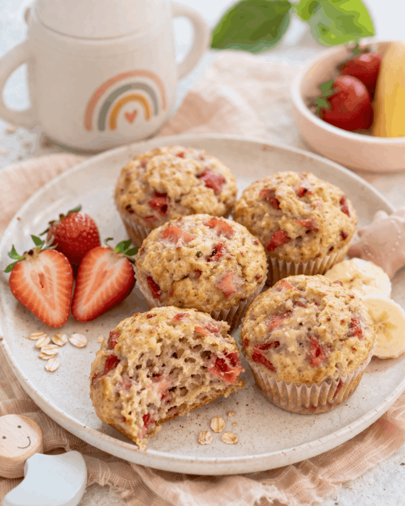 Bananen-Erdbeer-Muffins für Babys – weich, süß & perfekt für kleine Hände 💛 Bananen-Erdbeer-Muffins für Babys