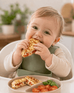Baby isst Caprese-Brötchen