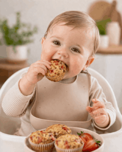 Bananen-Erdbeer-Muffins für Babys – weich, süß & perfekt für kleine Hände 💛 lächelndes Baby genießt Muffin